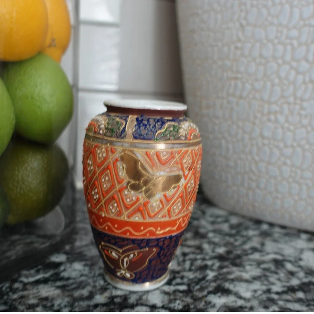 Hand Painted Chikusa Castle Made in Japan Butterfly Vase Bud Small‎